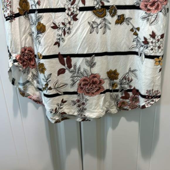 V neck tunic tee. Size medium. Like new. Great pattern and soft material. - Picture 4 of 4